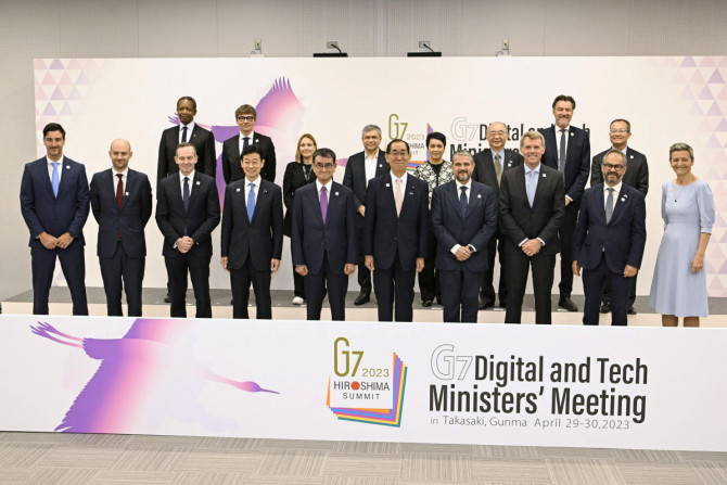I ministri del digitale e della tecnologia partecipano a una sessione fotografica durante la riunione dei ministri del digitale e della tecnologia del G7 a Takasaki