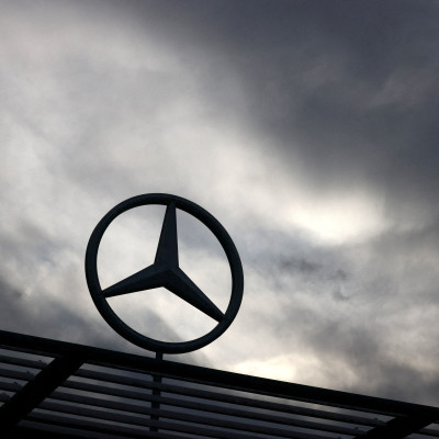 Un logo di Mercedes-Benz è visibile all&#39;esterno di un concessionario di automobili Mercedes-Benz a Bruxelles