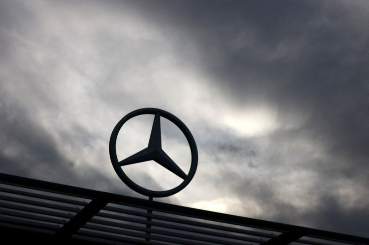 Un logo di Mercedes-Benz è visibile all&#39;esterno di un concessionario di automobili Mercedes-Benz a Bruxelles