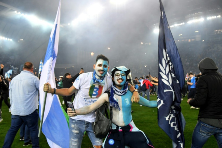Invasione amichevole: i tifosi del Napoli in campo per festeggiare il titolo italiano di Serie A