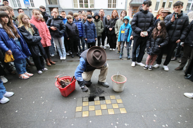 L&#39;artista di Stolpersteine Gunter Demnig commemora le vittime dell&#39;Olocausto nelle strade tedesche