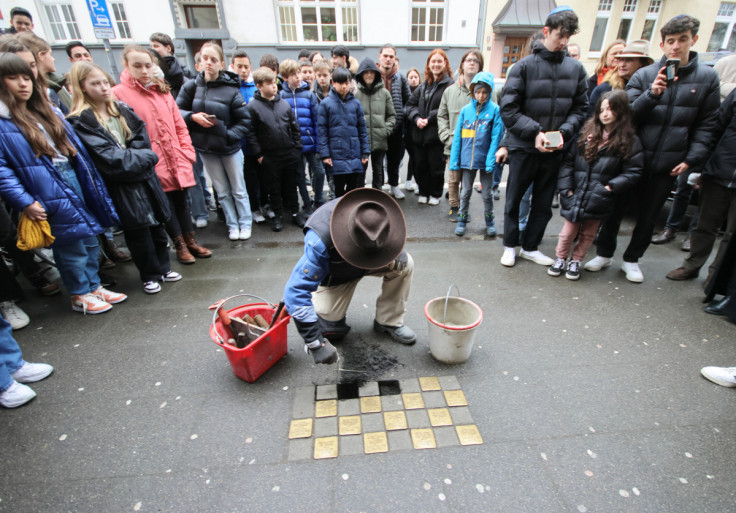 L&#39;artista di Stolpersteine Gunter Demnig commemora le vittime dell&#39;Olocausto nelle strade tedesche