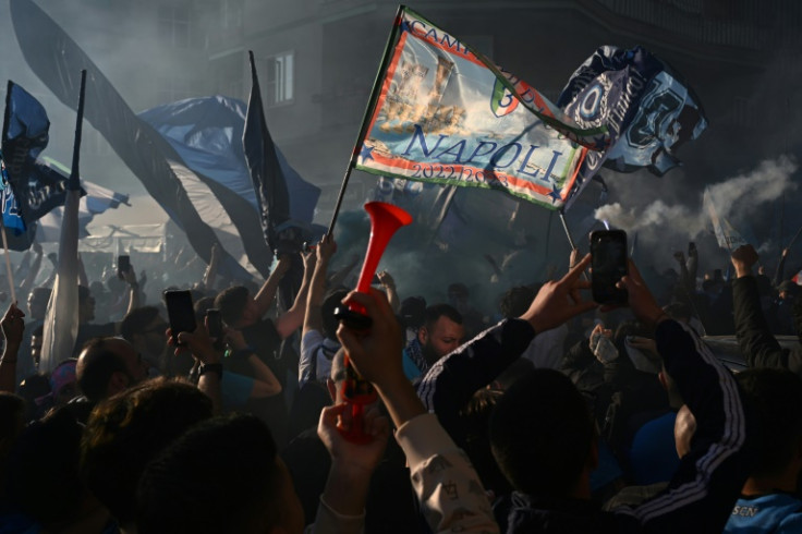 I tifosi del Napoli guardano la loro squadra conquistare il terzo &#39;scudetto&#39; su uno schermo gigante allo stadio Maradona