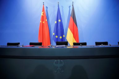 Le bandiere nazionali cinese, dell&#39;Unione Europea (UE) e tedesca sono raffigurate alla Cancelleria di Berlino