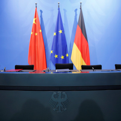 Le bandiere nazionali cinese, dell&#39;Unione Europea (UE) e tedesca sono raffigurate alla Cancelleria di Berlino