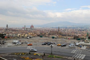 Lo skyline di Firenze, visto da Piazzale Michelangelo, praticamente deserto mentre l&#39;Italia combatte un focolaio di coronavirus, a Firenze