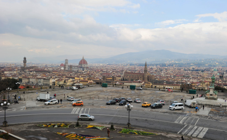 Lo skyline di Firenze, visto da Piazzale Michelangelo, praticamente deserto mentre l&#39;Italia combatte un focolaio di coronavirus, a Firenze