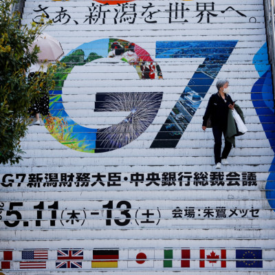 Il logo della riunione dei ministri delle finanze e dei governatori delle banche centrali del G7 è esposto alla stazione di Niigata, prima della riunione, a Niigata