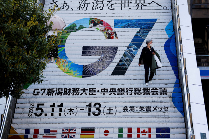 Il logo della riunione dei ministri delle finanze e dei governatori delle banche centrali del G7 è esposto alla stazione di Niigata, prima della riunione, a Niigata