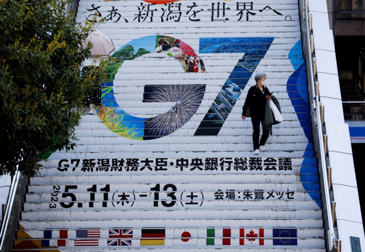 Il logo della riunione dei ministri delle finanze e dei governatori delle banche centrali del G7 è esposto alla stazione di Niigata, prima della riunione, a Niigata