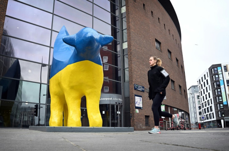 Una delle statue Superlambanana di Liverpool dell&#39;artista Taro Chiezo è stata addobbata con i colori dell&#39;Ucraina