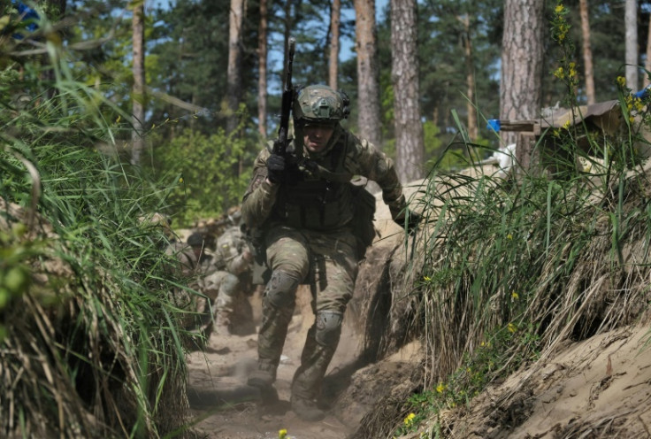 I militari della Guardia nazionale ucraina partecipano a esercitazioni militari fuori Kiev