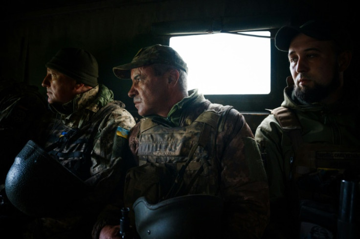 Militari ucraini vicino alla città in prima linea di Bakhmut il 30 aprile