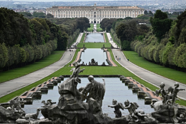 Dal restauro delle facciate al ripristino dei giardini e alla riparazione dei cancelli, rimediare alle ingiurie del tempo si sta rivelando un&#39;impresa titanica