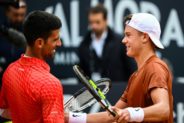 Il danese Holger Rune stringe la mano a Novak Djokovic dopo aver rovesciato la stella serba nei quarti di finale dell&#39;Open d&#39;Italia