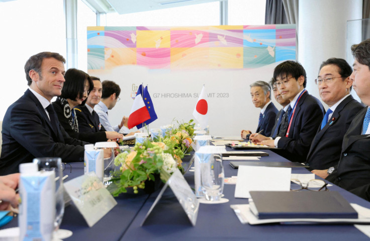 Il presidente francese Emmanuel Macron tiene un incontro bilaterale con il primo ministro giapponese Fumio Kishida a margine del vertice dei leader del G7 a Hiroshima