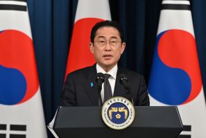 Il primo ministro giapponese Fumio Kishida visita la Corea del Sud