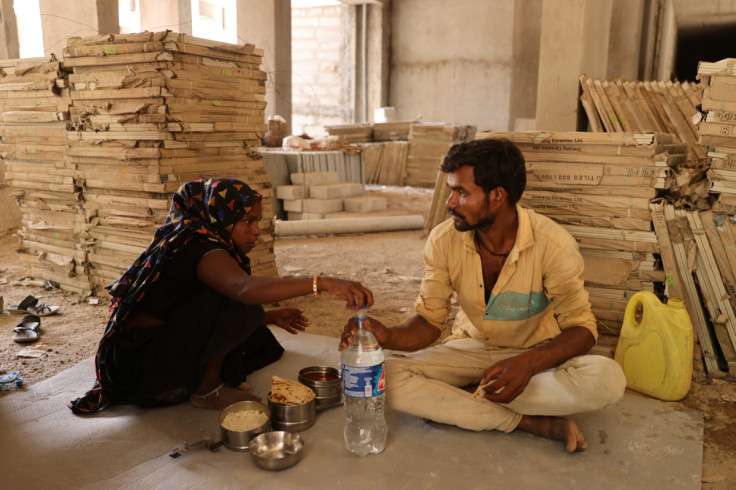 Heena Parmar pranza con il marito in un cantiere edile ad Ahmedabad