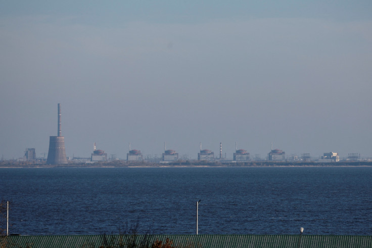 La vista mostra la centrale nucleare di Zaporizhzhia dalla città di Nikopol