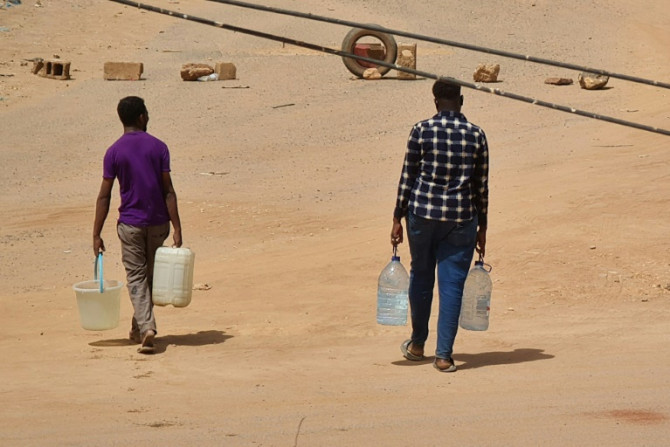 Molti abitanti di Khartoum hanno un disperato bisogno di acqua potabile, con alcuni pozzi che riaprono o utilizzano vasi per attingere acqua dal fiume Nilo