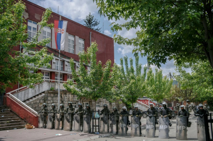 I soldati della NATO e la polizia militare internazionale mettono in sicurezza l&#39;area vicino a Zvecan, nel nord del Kosovo