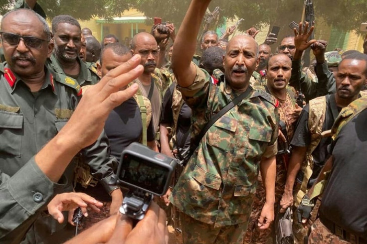 Martedì, il capo dell&#39;esercito sudanese Abdel Fattah al-Burhan raduna le sue truppe contro i paramilitari rivali nella capitale Khartoum