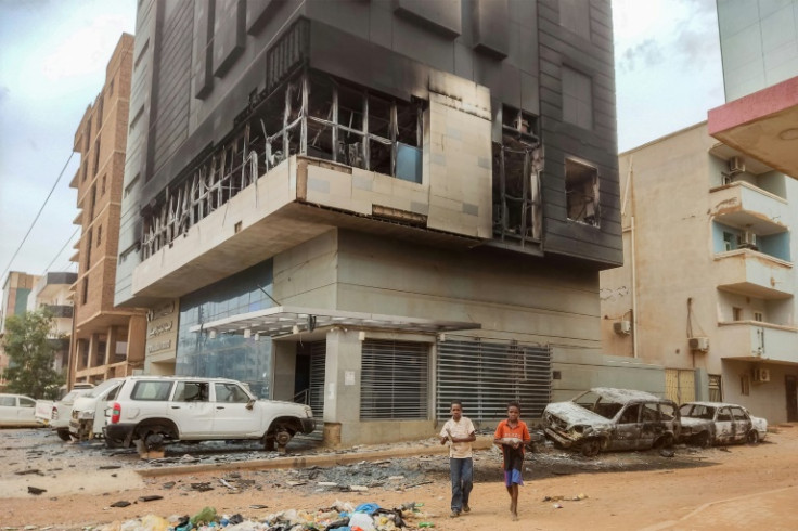 Ci sono stati diffusi saccheggi e incendi di uffici governativi e missioni diplomatiche abbandonate nella capitale sudanese Khartoum