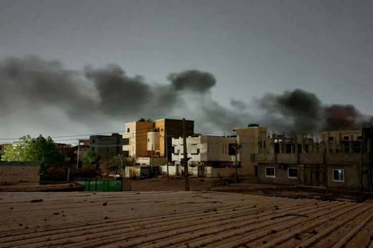Il fumo che si leva sopra la capitale sudanese è stato uno spettacolo quotidiano per i residenti, quasi 700.000 dei quali sono fuggiti dalle loro case, secondo i dati delle Nazioni Unite