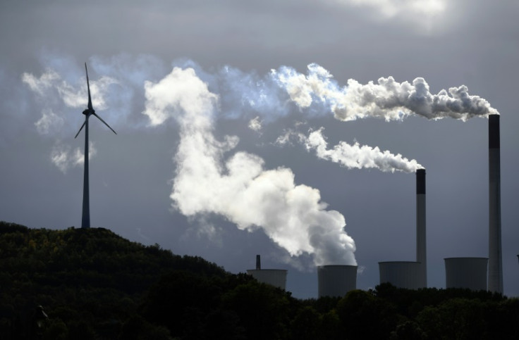 Turbina eolica e centrale elettrica a carbone in Germania