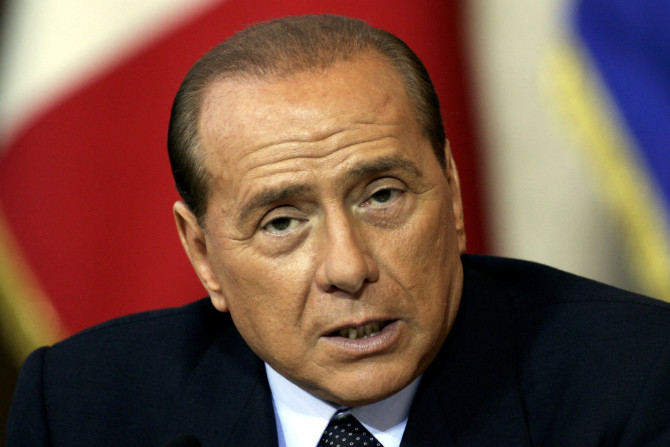 Il presidente del Consiglio italiano Silvio Berlusconi risponde alle domande di un giornalista durante una conferenza stampa a Roma