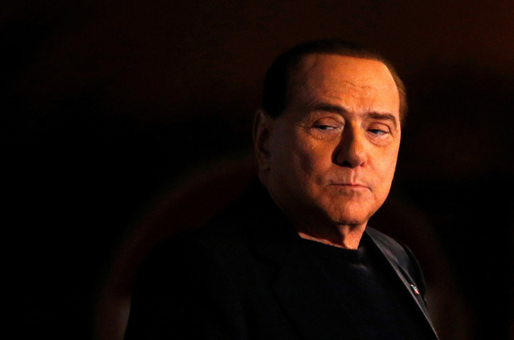 L&#39;ex presidente del Consiglio Silvio Berlusconi osserva durante un discorso dal palco nel centro di Roma