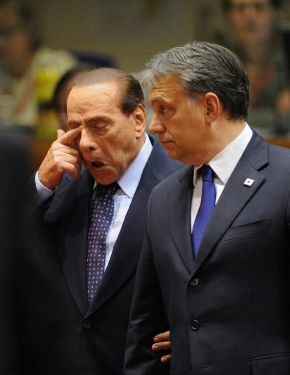 L'ex primo ministro italiano Silvio Berlusconi ha aperto la strada ai populisti di destra, tra cui l'ungherese Viktor Orban