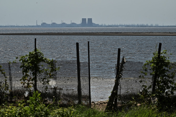 La vista mostra la centrale nucleare di Zaporizhzhia dalla banca del bacino idrico di Kakhovka