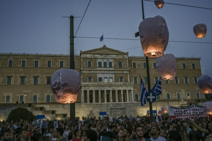 I manifestanti lanciano mongolfiere davanti al parlamento greco in omaggio alle vittime del disastro