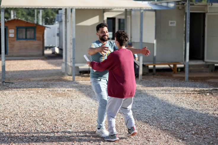 I sopravvissuti a un naufragio mortale di migranti si riuniscono con parenti e amici nel campo di Malakasa