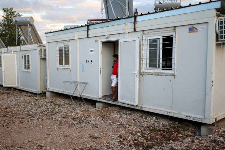 I sopravvissuti a un mortale naufragio di migranti in mare aperto al largo della Grecia vengono trasferiti nel campo di Malakasa