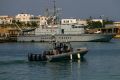Un motoscafo della Guardia di Finanza (GdF), sorvola una motovedetta della GdF il 7 giugno 2023 nel porto dell&#39;isola di Lampedusa, a sud della Sicilia