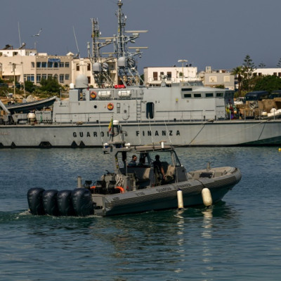Un motoscafo della Guardia di Finanza (GdF), sorvola una motovedetta della GdF il 7 giugno 2023 nel porto dell&#39;isola di Lampedusa, a sud della Sicilia