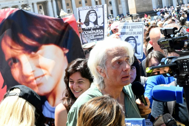 Il fratello di Emanuela Orlandi, Pietro Orlandi (C), dialoga con i giornalisti al termine della preghiera dell&#39;Angelus del Papa in piazza San Pietro