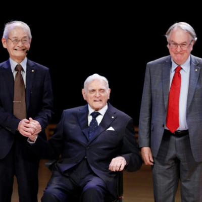 John Goodenough (C) ha condiviso il Premio Nobel per la Chimica 2019 per lo sviluppo della batteria agli ioni di litio con Akira Yoshino (L) e Stanley Whittingham