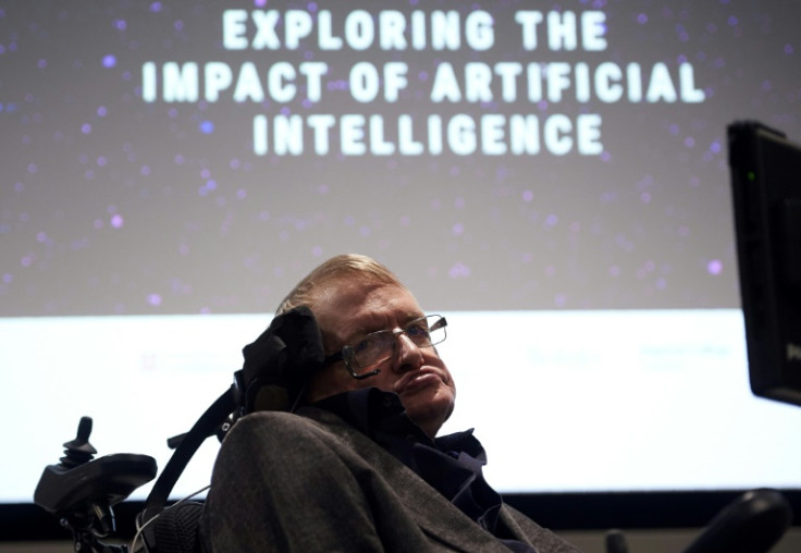 Stephen Hawking ha sostenuto nel 2014 che a un certo punto nel futuro le macchine superintelligenti supereranno le capacità umane e alla fine la nostra specie non sarà più in grado di competere