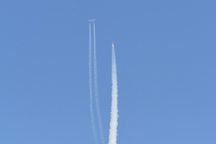 L&#39;aereo spaziale Virgin Galactic SpaceShipTwo Unity e la nave madre si separano mentre volano sopra lo Spaceport America nel New Mexico l&#39;11 luglio 2021