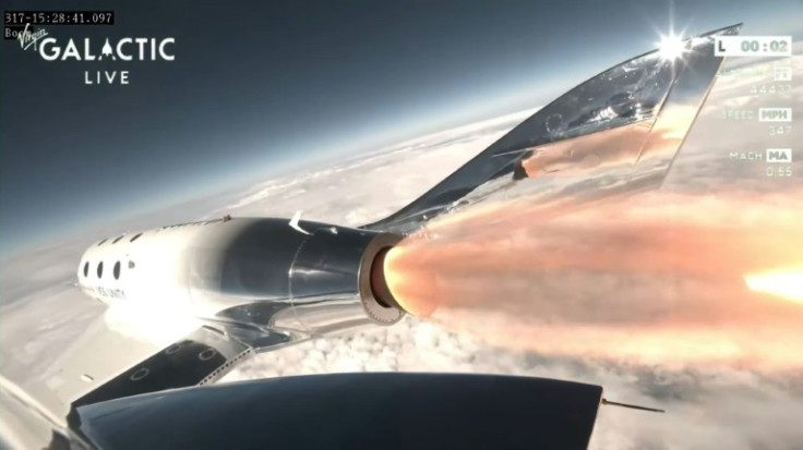 L&#39;aereo da trasporto della Virgin Galactic ha guadagnato quota, quindi circa quaranta minuti dopo il decollo ha sganciato un aereo a razzo, chiamato VSS Unity, che è volato nello spazio a quasi Mach 3