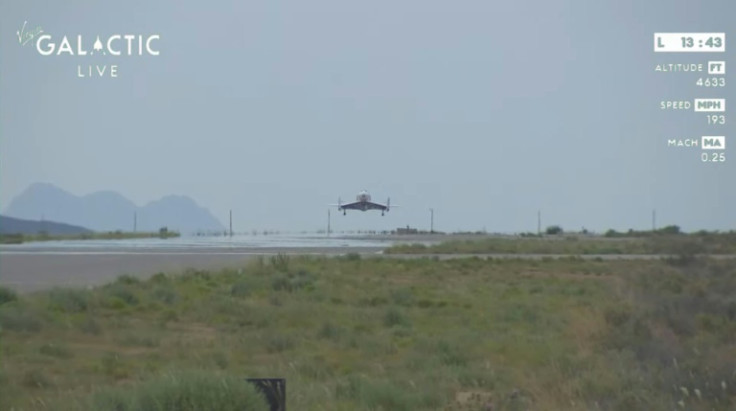 Questa immagine fissa da un video di Virgin Galactic mostra il veicolo spaziale della missione Galactic 01 che ritorna sulla Terra dopo il primo volo commerciale da Spaceport City nel New Mexico