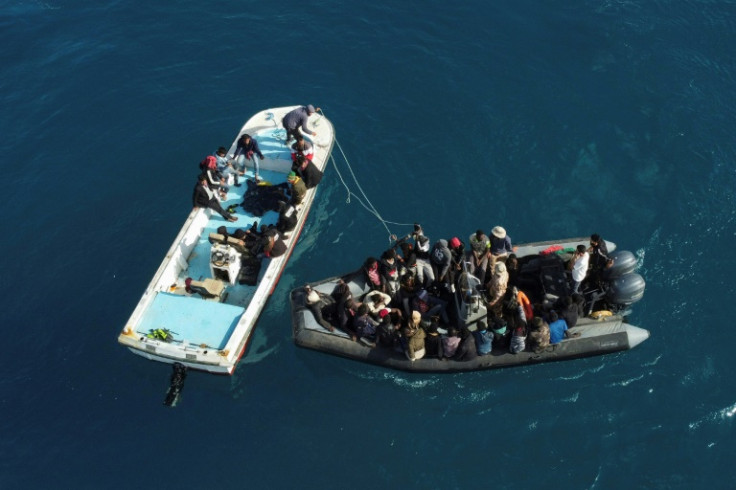 Barche che trasportano migranti dopo il salvataggio in mare da parte della Guardia Costiera libica