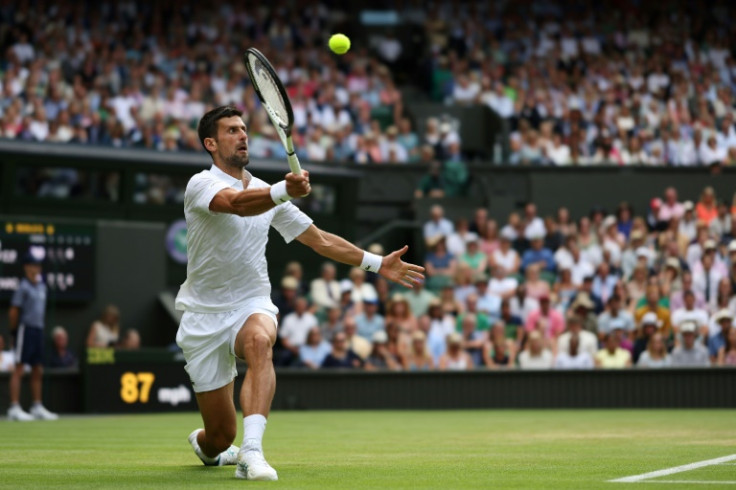 Stile campione: Novak Djokovic restituisce la palla a Hubert Hurkacz nel suo match del quarto turno