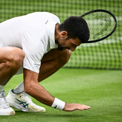 &#39;Ultimate showdown&#39;: Novak Djokovic bacia l&#39;erba mentre festeggia la vittoria contro Jannik Sinner in semifinale