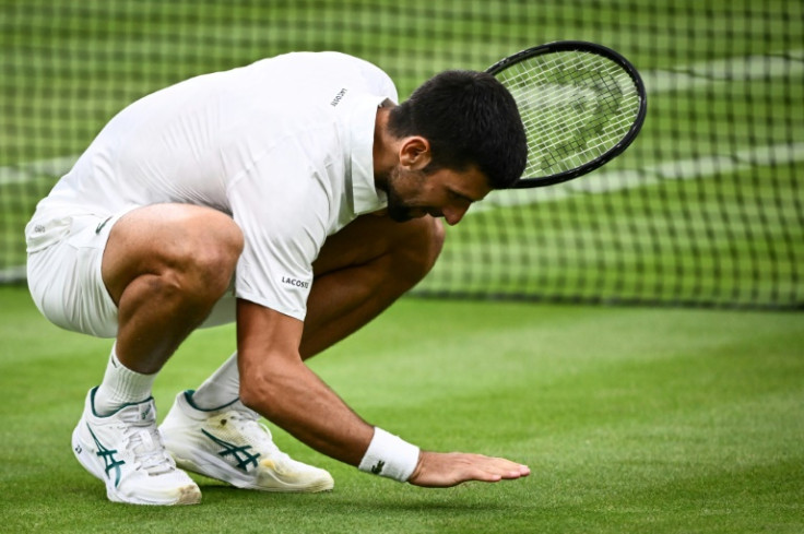 &#39;Ultimate showdown&#39;: Novak Djokovic bacia l&#39;erba mentre festeggia la vittoria contro Jannik Sinner in semifinale