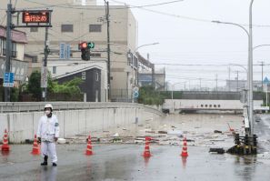 Forti piogge hanno colpito il nord del Giappone, dove domenica un uomo è stato trovato morto in un&#39;auto allagata