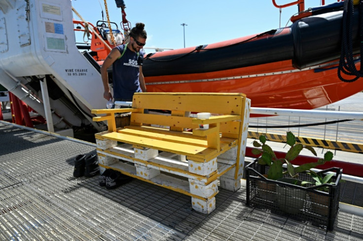 Le autorità portuali hanno fermato la nave per quella che SOS Mediterranee definisce una "interpretazione restrittiva" degli standard di sicurezza delle navi